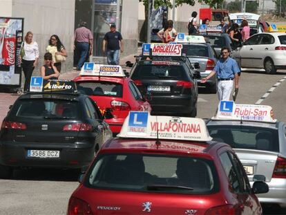 Coches de autoescuela en un circuito de exámenes.