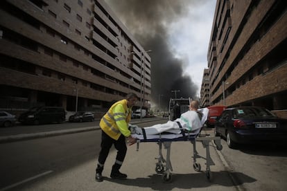 Evacuado por intoxicación de humo en la urbanización de 'El Pocero', en Seseña (Toledo), el 13 de mayo.