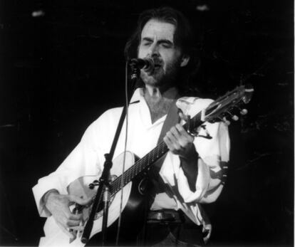 Luis Eduardo Aute, en su actuación en el Palacio de los Deportes (Madrid) -actual WiZink Center-, donde presentó las canciones de su disco 'Segundos Fuera', en diciembre de 1989.