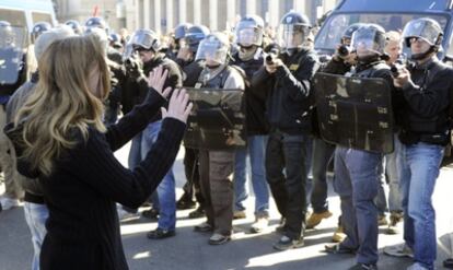 Una estudiante protesta ante agentes de la policía francesa en Lyon.