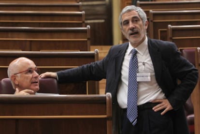 Gaspar Llamazares (IU, a la derecha) habla en el Congreso con Josep Antoni Duran (CiU).