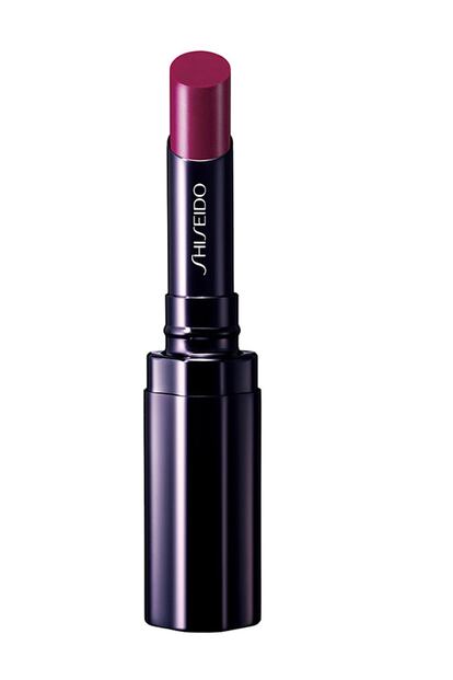 Shiseido apuesta por un tono más dulce con matices de fresa. Es el modelo Shimmering Rouge, color RS619 VENUS y cuesta 20 euros.