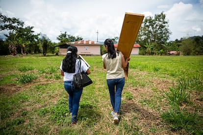 El programa de nutrición continúa en la escuela de San Pablo de Quimotari, en la comunidad de Quimotari. La escuela alberga también a los alumnos de las otras dos comunidades beneficiarias, Bolívar y Alto Chavini. Yudy y Verónica acuden para realizar el seguimiento nutricional a las niñas y niños de hasta cinco años. Realizan la medición y el pesado con el objetivo conocer si la evolución está siendo positiva tras la formación que han recibido sus familias. En el colegio hay un total 49 alumnos, de los cuales 14 son menores de cinco años que pertenecen a educación infantil.