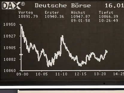 Un panel muestra un gráfico con la evolución del índice DAX 30 en la Bolsa de Fráncfort, Alemania.