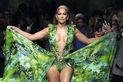 Jennifer López en el desfile de Versace en Milán de 2019 con el icónico vestido de la firma italiana que llevó en la entrega de los premios Grammy en el año 2000. 