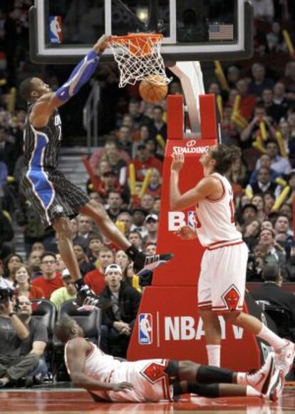 Dwight Howard machaca el aro ante la mirada de Luol Deng, en el suelo, y Joakim Noah.