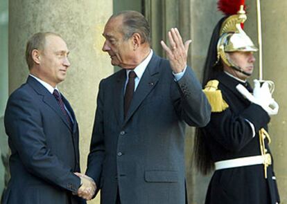 Vladímir Putin (izquierda) y Jacques Chirac, en la entrada del palacio del Elíseo, ayer en París.