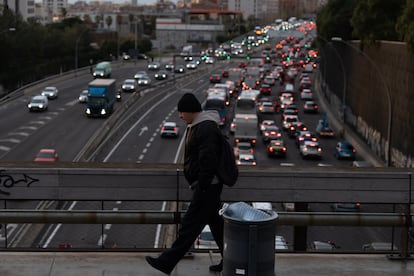 Tráfico de entrada a Barcelona por la Avenida de Meridiana, desde el Puente de Sarajevo, a 12 de diciembre de 2024.