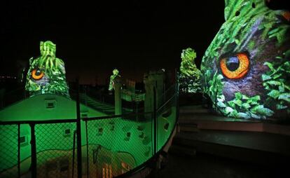 Las estructuras que coronan La Pedrera, convertidos en animales, durante la proyección.