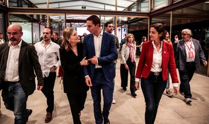 El candidato socialista a la presidencia de la Comunidad de Madrid Juan Lobato (en el centro) y la candidata al ayuntamiento de la capital Reyes Maroto (a la derecha) se dirigen a comparecer ante la prensa para comentar los resultados electorales.