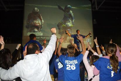 Seguidores de Dani Pedrosa celebran su victoria en el Mundial en la categora de 250cc, en el pabelln de su pueblo natal, Castellr del Valls (Barcelona), el 17 de octubre de 2004.