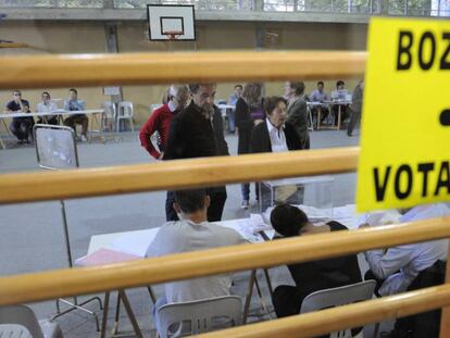 Ambiente de elecciones en un colegio electoral de Vitoria. 