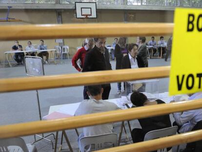 Ambiente de elecciones en un colegio electoral de Vitoria.