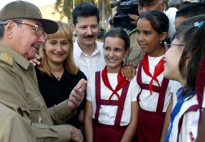 Raúl Castro habla con un grupo de adolescentes durante una ceremonia con jóvenes comunistas en el Palacio de la Revolución en La Habana, el 14 de abril de 2007.