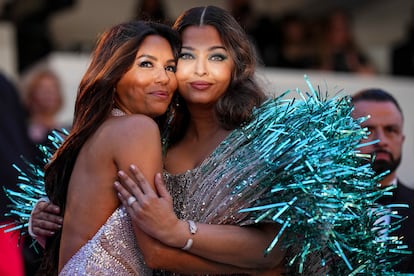 Las actrices Eva Longoria y Aishwarya Rai Bachchan posan a su llegada a la alfombra roja del festival de Cannes, el 17 de mayo.