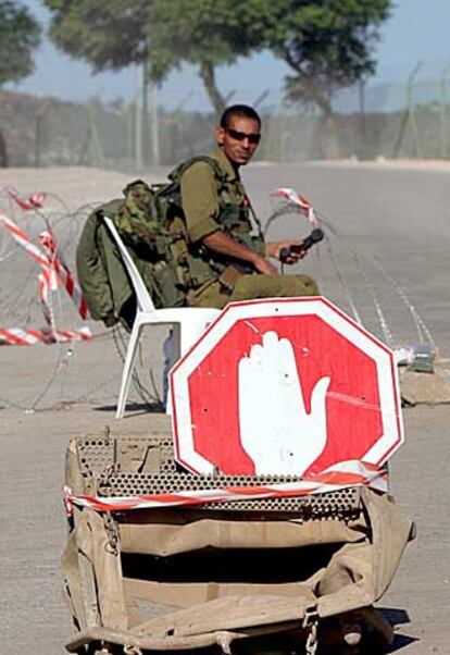 Un soldado israelí vigila una carretera cortada que conduce a la frontera libano-israelí en la localidad israelí de Metula.