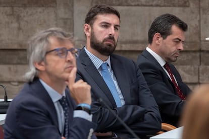 El líder de Vox en Murcia, José Ángel Antelo (en el centro) sigue el discurso del presidente en funciones, Fernando López Miras, durante la primera sesión del pleno de investidura, el 6 de julio.