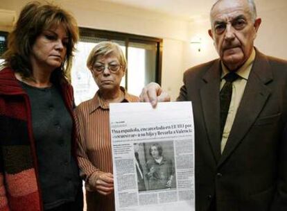 Los padres de María José Carrascosa y su hermana Victoria, en su domicilio de Valencia.