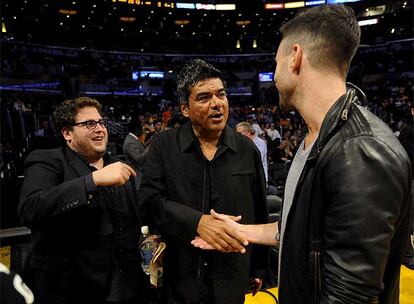 Una ciudad como Los Ángeles congrega a multitud de celebridades y el Staples Center es un lugar de paso y reunión para muchos de ellos. En la imagen, el cantante de Maroon 5, Adam Levine (derecha), saluda al actor George López, al lado del también actor Jonah Hill.