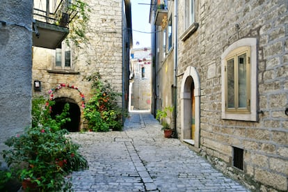 Calles de la villa medieval de Oratino en Molise Italia
