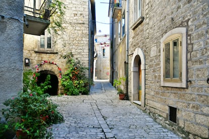 Una de las calles de la villa medieval de Oratino, en la regin de Molise (Italia).