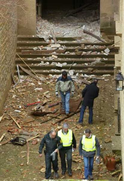 Varios guardias civiles inspeccionan el lugar del atentado.