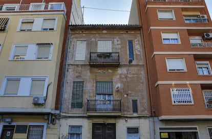 Número 141 da rua José Benlliure, em Valência, onde foi achado o cadáver mumificado de María Amparo Plaza.