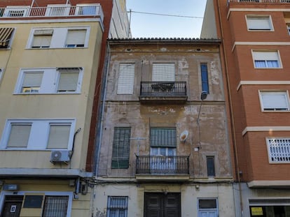 Número 141 de la calle José Benlliure de Valencia, donde fue hallado el cadáver momificado de María Amparo Plaza.