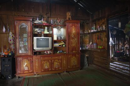 El interior de la cabaña familiar es austero: solo un mueble y una alfombra que cubre el frío suelo de piedra.  