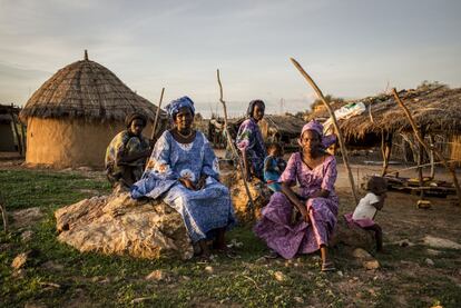Familia soninké en el pueblo de Samba Kandji, en el sur de Mauritania, donde muchos de los varones emigran hacia Europa en busca de una vida mejor.