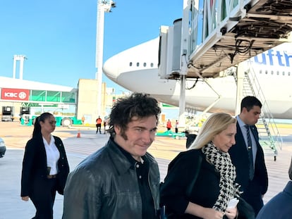 Javier Milei y su hermana y consejera, Karina, en el Aeropuerto de Ezeiza (Buenos Aires), el 15 de enero de 2024 antes de abordar un avión con destino a Fráncfort (Alemania), en camino a Davos (Suiza) para asistir al Foro Económico Mundial.