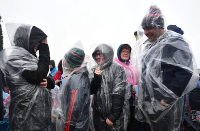 Los fieles aguardan bajo la lluvia la llegada del Papa, en Knock, el 26 de agosto de 2018.