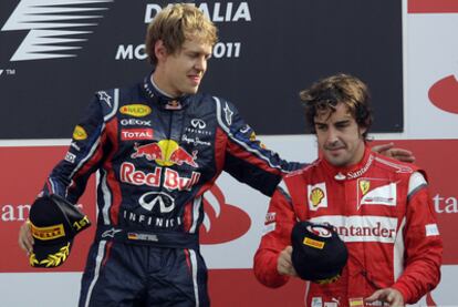 Sebastian Vettel felicita a Fernando Alonso por su tercer puesto desde el peldaño más alto del podio del Gran Premio
de Italia.