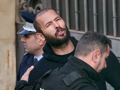 Policías escoltan a Andrew Tate, el pasado febrero en Bucarest.