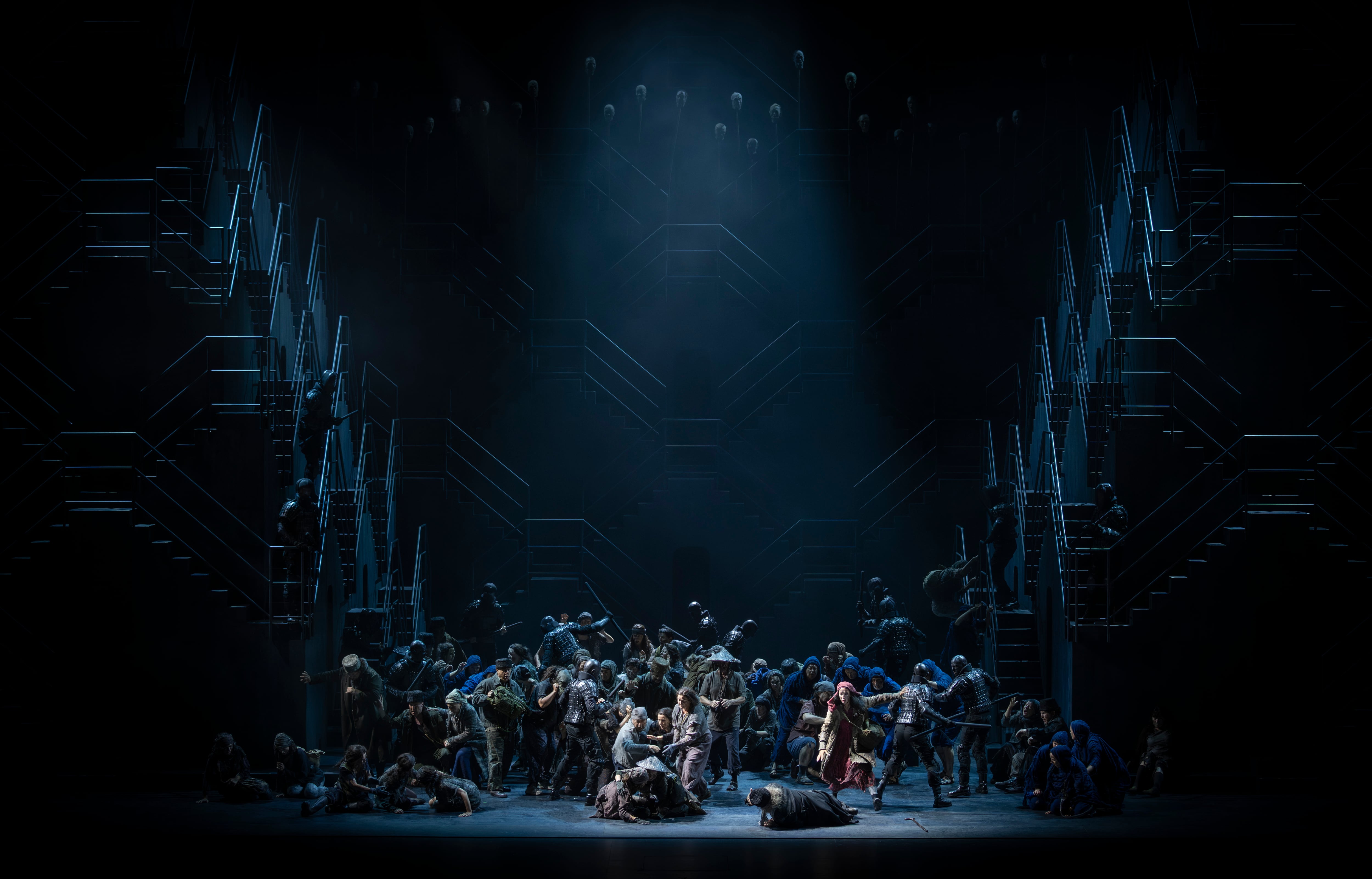 Vista general del escenario de ‘Turandot’, de Puccini, al inicio del primer acto, el 3 de junio en el Palau de les Arts de Valencia.