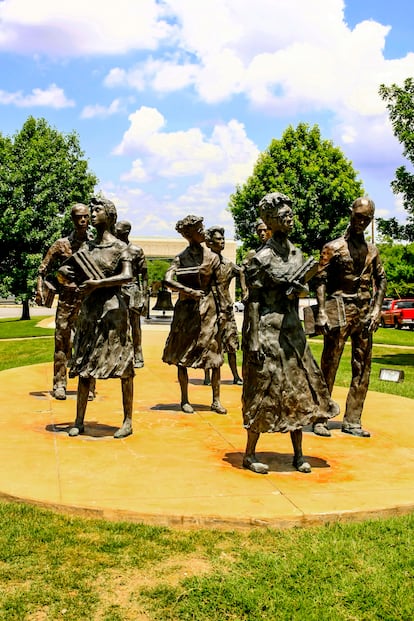 Monumento a los Nueve de Little Rock frente a la oficina del gobernador de Arkansas. 