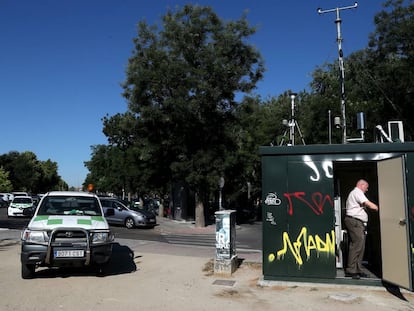 Este cubículo en Plaza Elíptica es una de las 24 estaciones de medición de contaminación en Madrid. En la foto, José Antonio Hernández, uno de los técnicos encargados de controlar la calidad del aire.