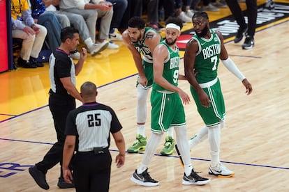 Jaylen Brown, Derrick White y Jayson Tatum durante el segundo partido contra los Warriors.