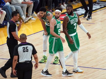 Jaylen Brown, Derrick White y Jayson Tatum durante el segundo partido contra los Warriors.