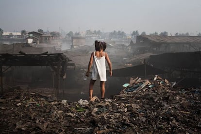 ‘New Smokey Mountain’ se sitúa en el barrio de Tondo, en Manila (Filipinas), justo en el lado opuesto de la bahía donde antes estaba Old Smokey Mountain. En 2008, el Gobierno filipino demolió el lugar, ya devastado por el paso del tiempo, y prometió alojar a toda la comunidad en casas temporales. Estas viviendas nunca fueron construidas, por lo que las familias decidieron asentarse en New Smokey Mountain, una parte contigua al vertedero de Tondo. Unas 2.000 familias vivieron y trabajaron alrededor de los hornos que conforman este paisaje hasta hace un par de meses, cuando el Ejecutivo también las derribó. Esta era la vida de sus niños.