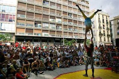 Uno de los números del festival de artistas de la calle junto al mercado de Santa Caterina.