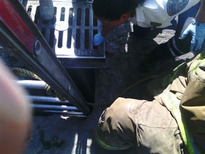 Los bomberos del DF intentan rescatar a un bebé.