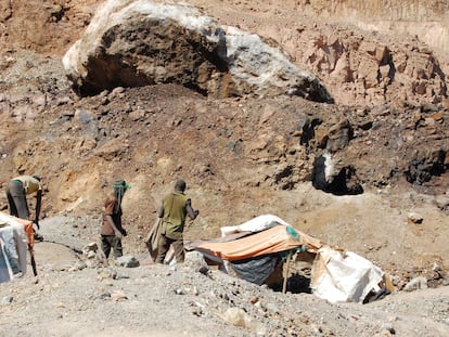 Un grupo de mineros busca cobalto en la mina abandonada de Tilwizembe, en la República Democrática del Congo, en junio de 2016.