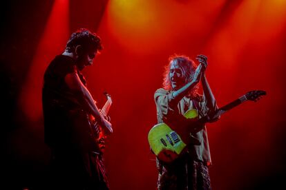 Robe (derecha), alentando al bajista de su banda, David Lerman.