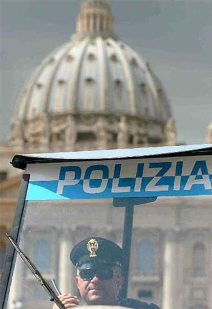 Un policía vigila el Vaticano, donde ayer se incrementó la seguridad.