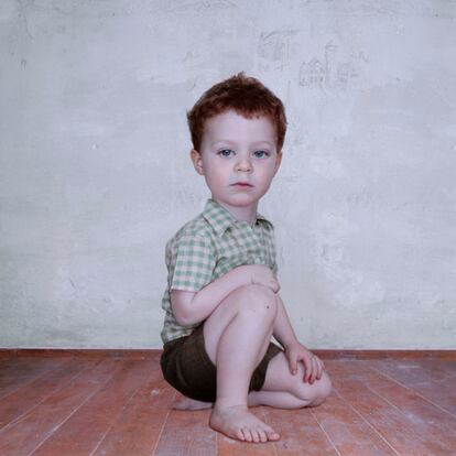 En la sala dedicada a los retratos se encuentra la mirada desafiante del niño fotografiado por Loretta Lux.