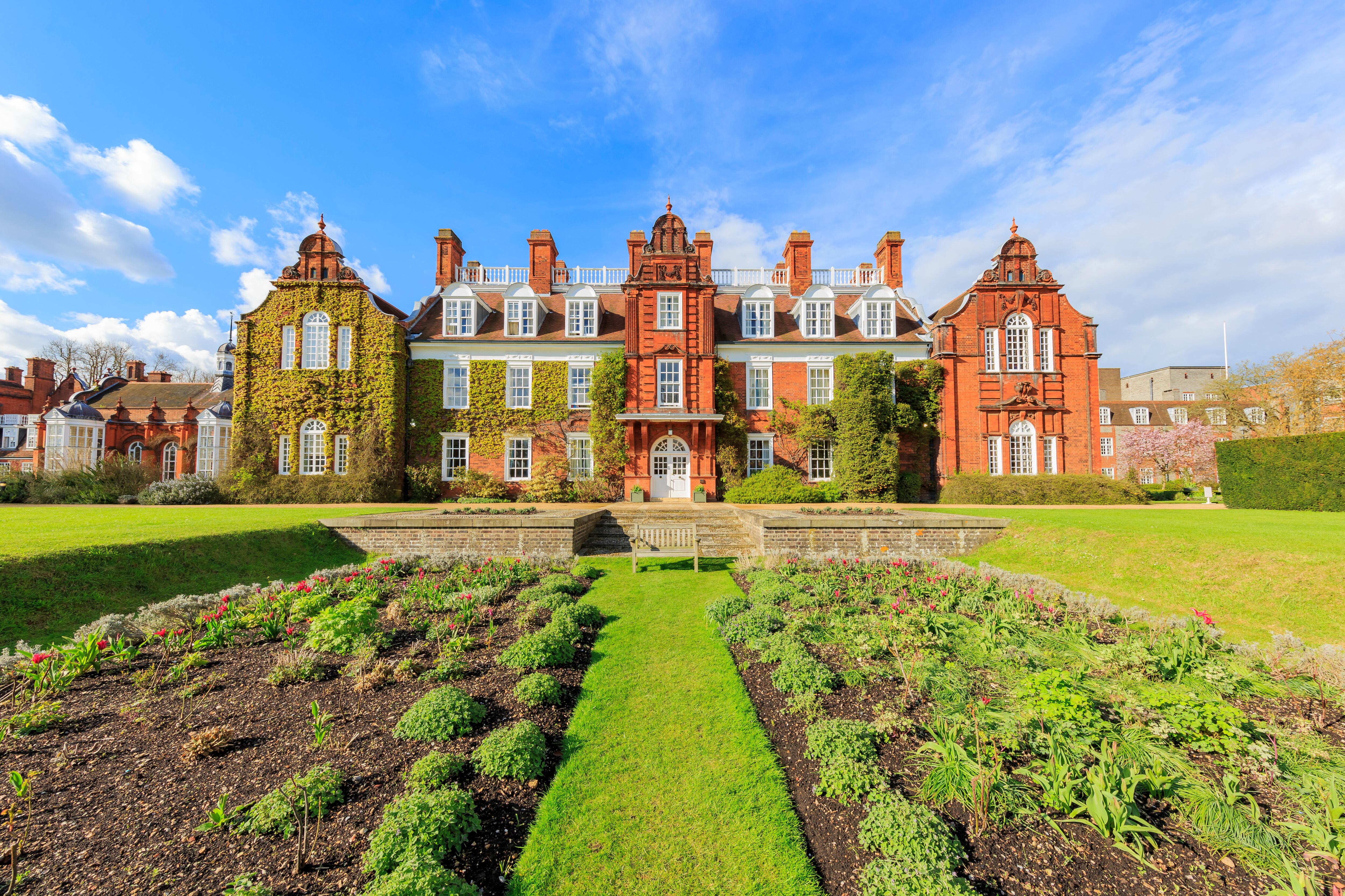 Fachada de Newham College de Cambridge, Inglaterra.