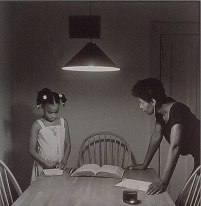 'Mujer con hija' (1990), de la serie 'The Kitchen Table', de Carrie Mae Weems.
