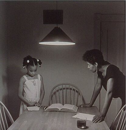 'Mujer con hija' (1990), de la serie 'The Kitchen Table', de Carrie Mae Weems. 