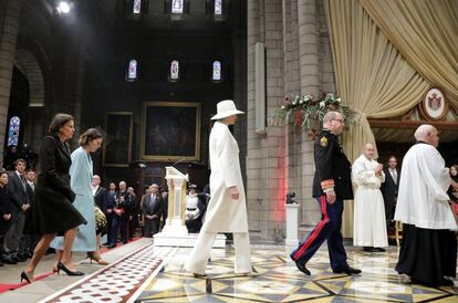 Alberto de Mónaco y su esposa, Charlene, junto a las princesas Carolina y Estefanía, en la misa celebrada en la catedral de Mónaco.